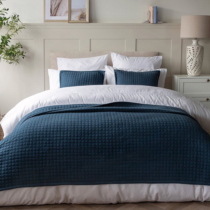 /images/pages/2867-Crompton Navy Throw 1.jpg